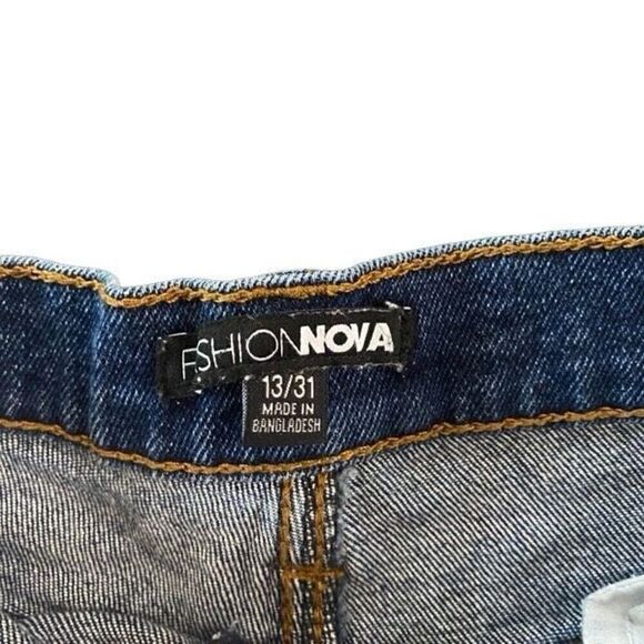 Fashion Nova size 13/31 cut off distressed jean shorts - Picture 3 of 8